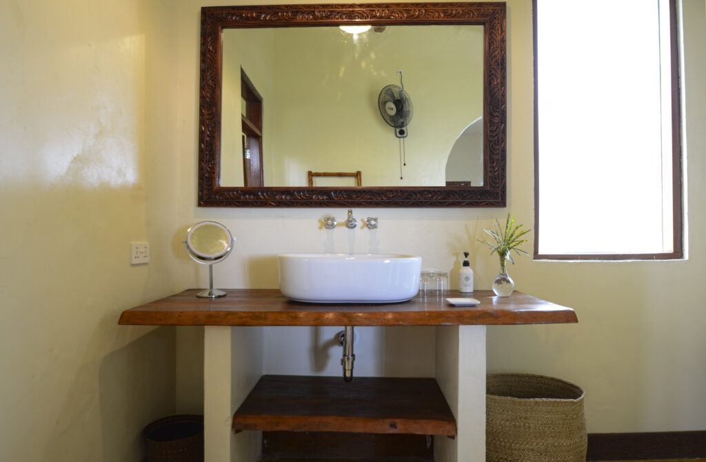 19. room 2 - bathroom (a)