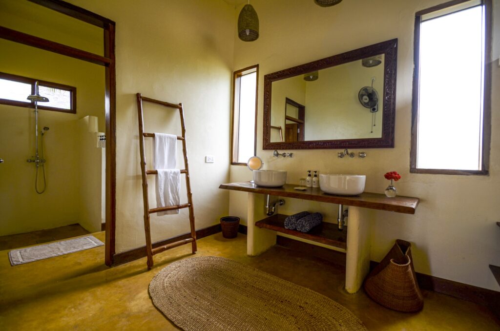 22. room 3 - bathroom (a)